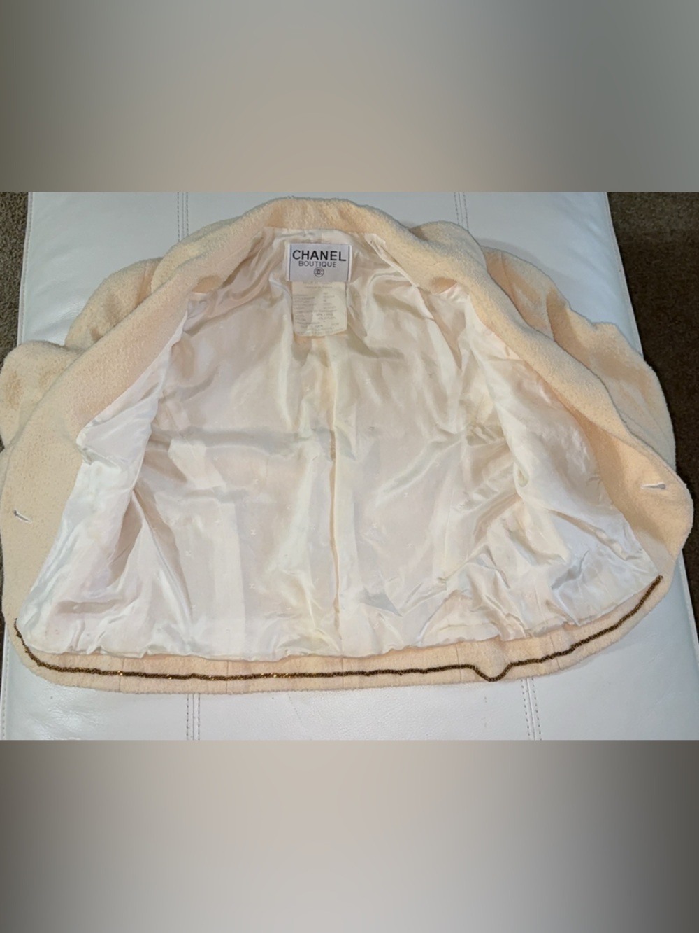 CHANEL Boutique Pale Cream Bouclé Cropped Blazer - Picture 4 of 16